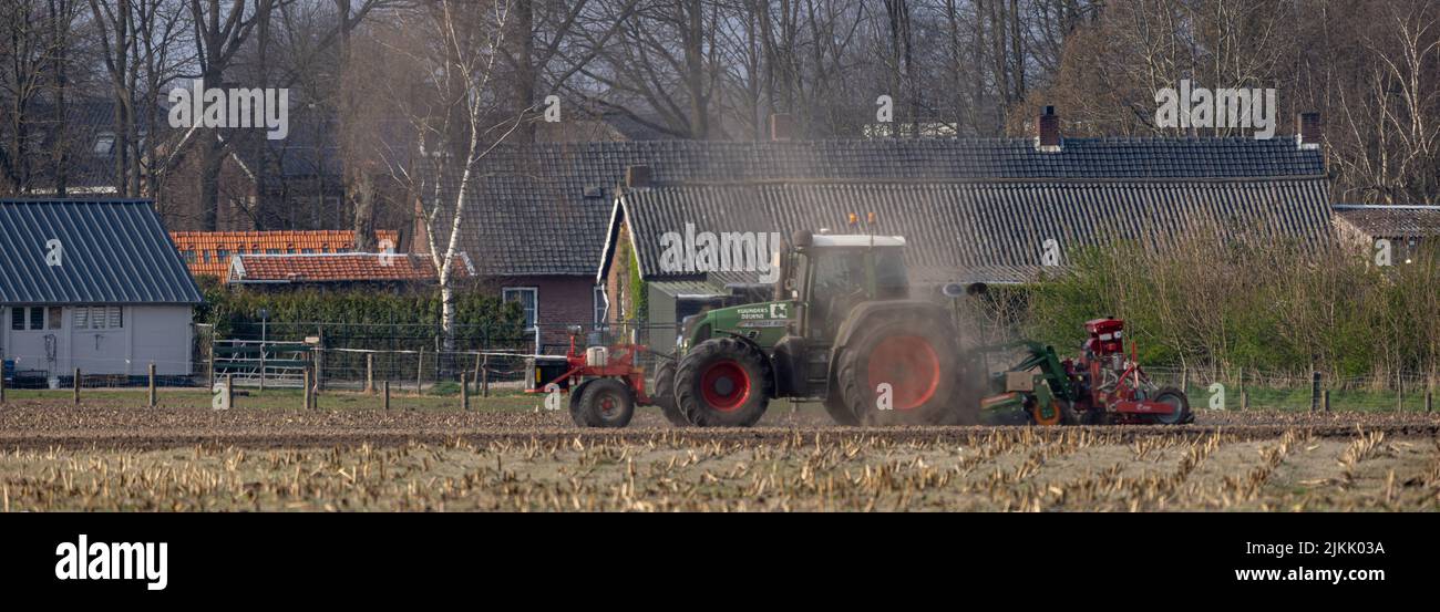 Ein Fendt-Traktor, der in Nederweert, Niederlande, durch das Feld pflügt Stockfoto