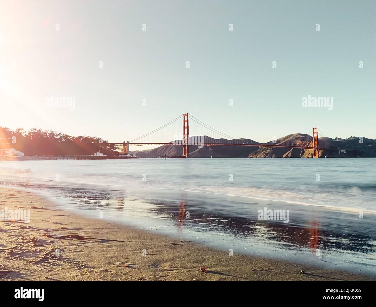 Eine malerische Aussicht auf die berühmte Golden Gate Bridge von San Francisco während der Goldenen Stunde Stockfoto
