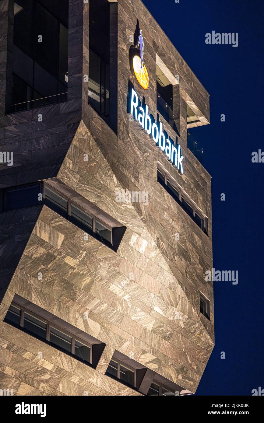 Eine vertikale Aufnahme des einzigartigen Gebäudes der Rabobank mit verschiedenen Formen Stockfoto
