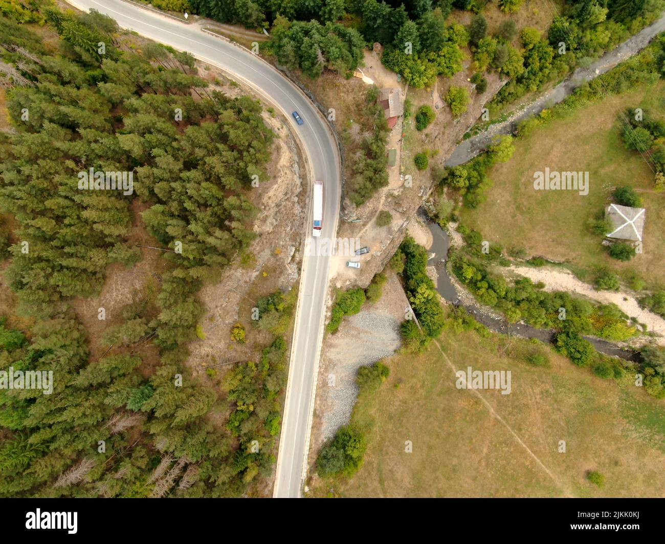 Eine lange Straße auf dem Berg Asenovgrad Bulgaren Berge und Land Seite Stockfoto