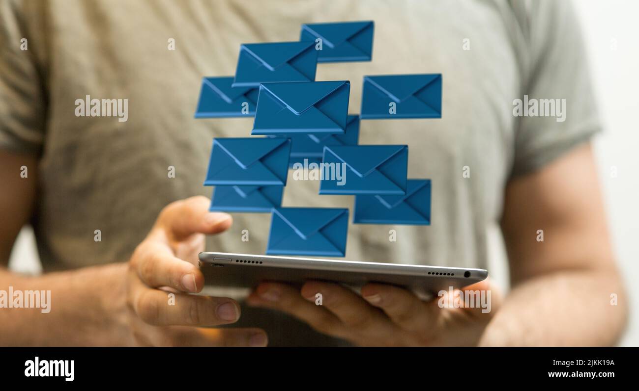Eine Aufnahme von E-Mail-Technologie-Konzept mit Symbolen fliegen über mans Tablet Stockfoto