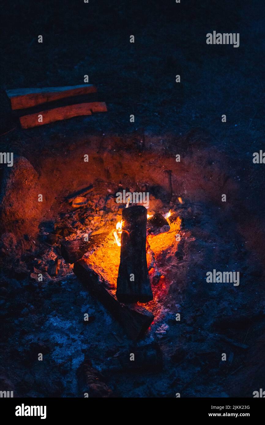 Leuchtendes Lagerfeuer in der Nacht Stockfoto