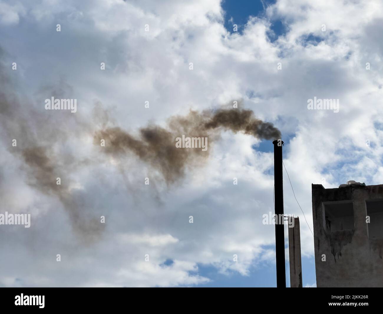 Rauch aus einer Pfeife auf dem Hintergrund eines bewölkten Himmels Stockfoto