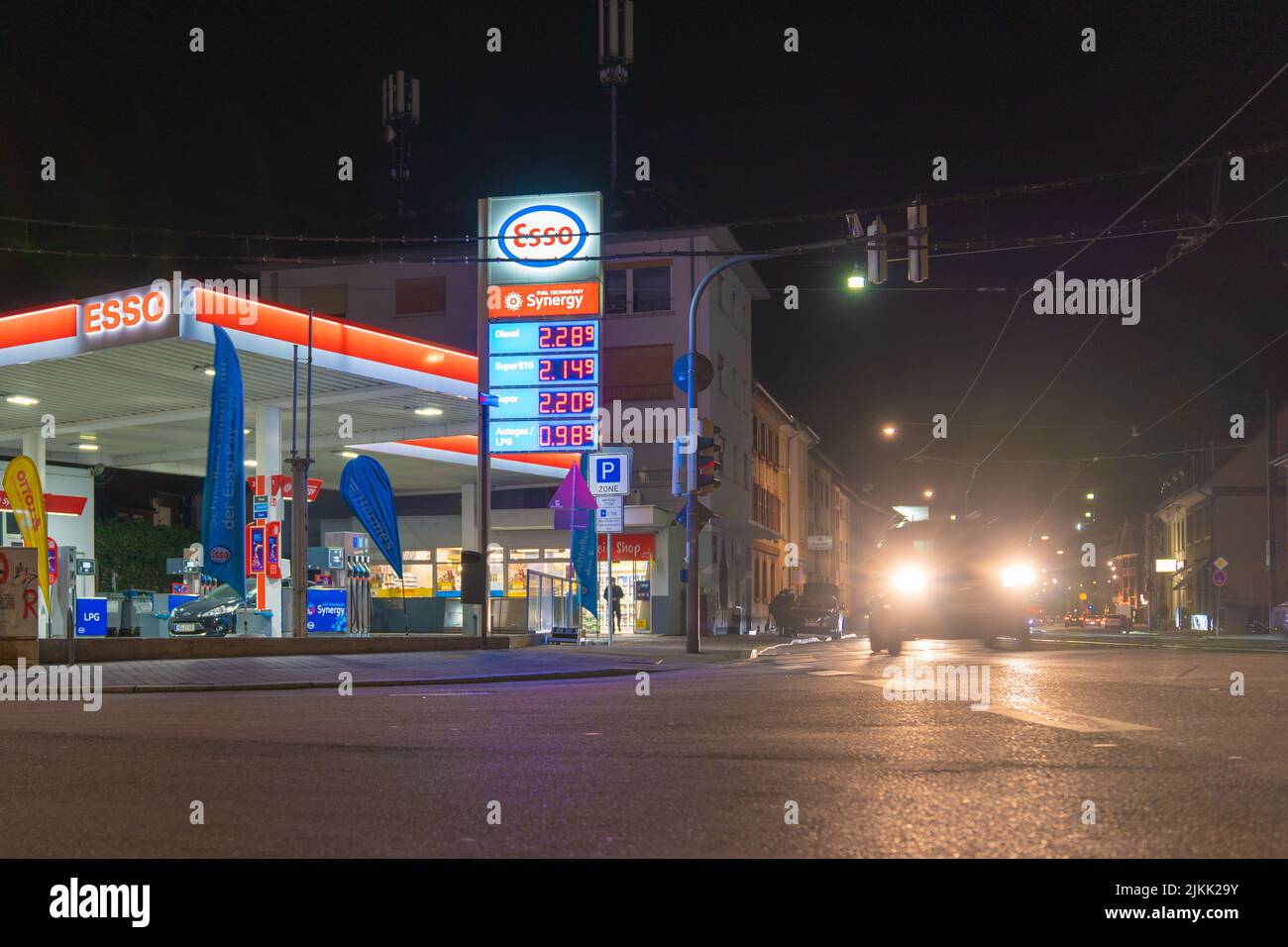 Eine Aufnahme der EssoTankstelle, die nachts von einer Ampel in Heidelberg beleuchtet wird