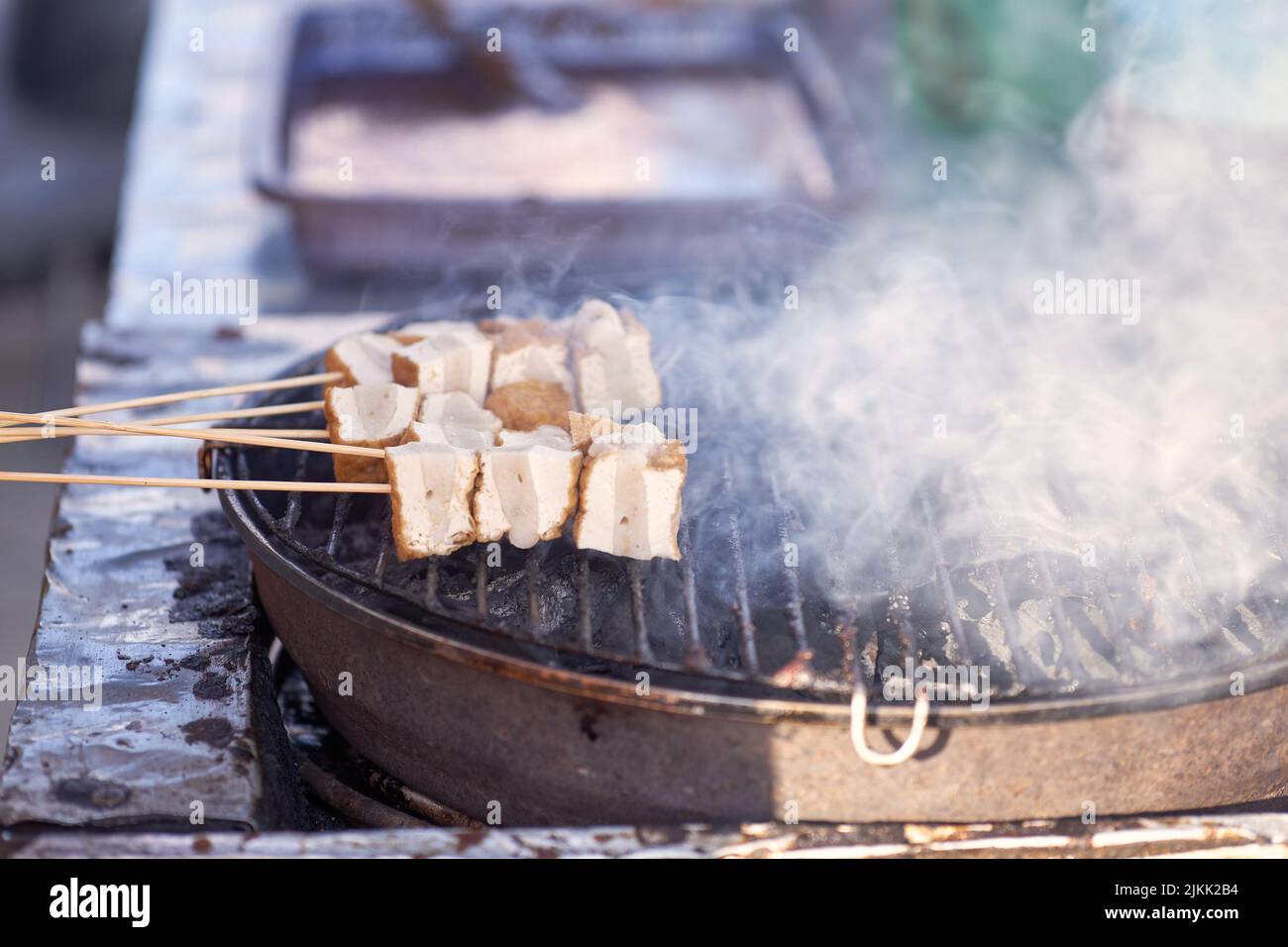 Gegrilltes Bakso Bakar: Authentisches Traditionelles Indonesisches Gericht Stockfoto