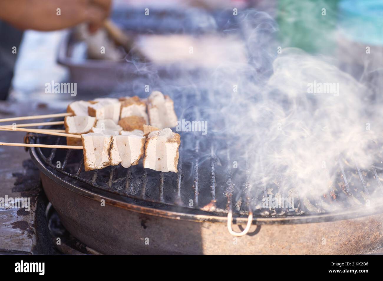 Gegrilltes Bakso Bakar: Authentisches Traditionelles Indonesisches Gericht Stockfoto