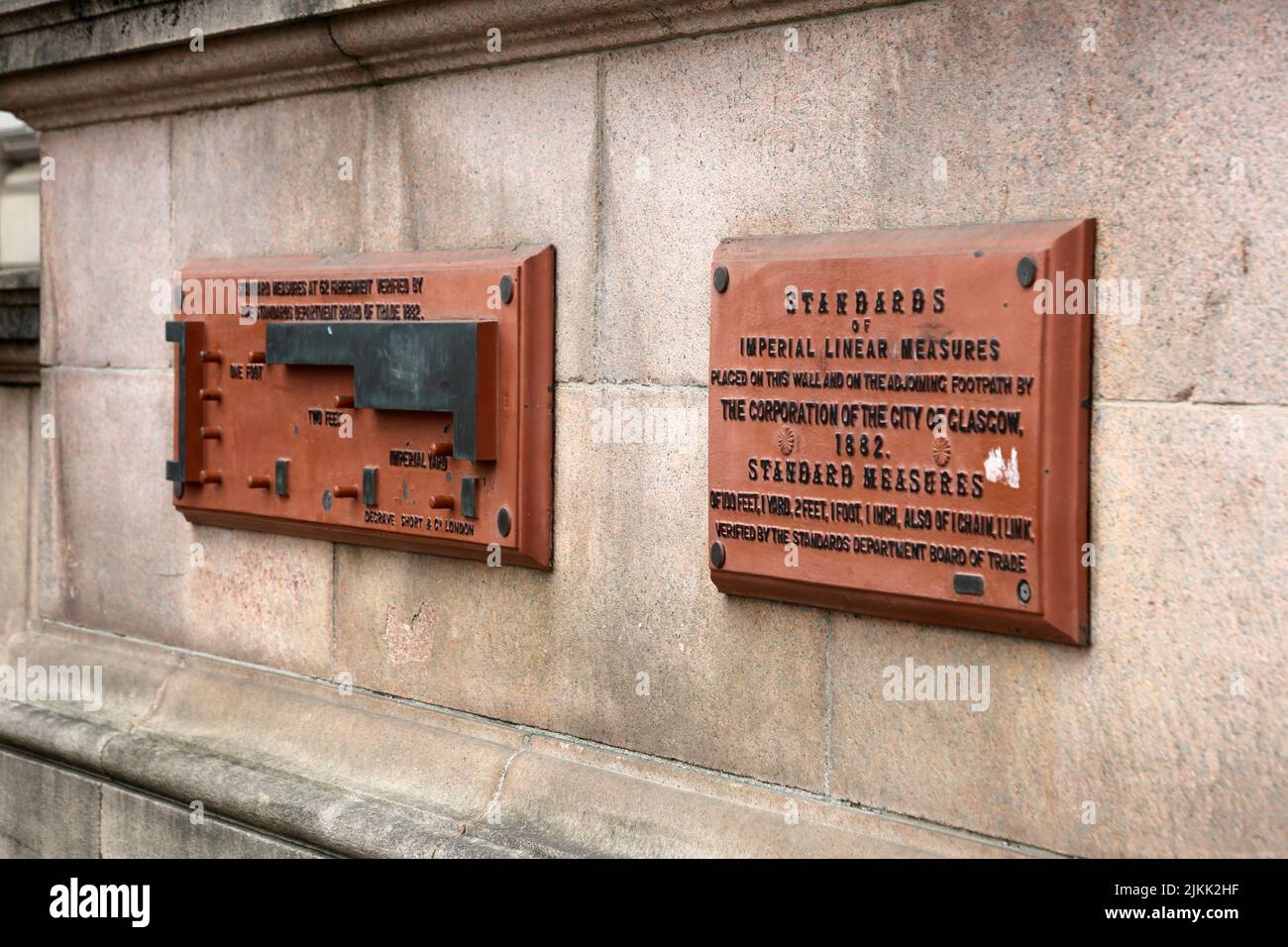 City Chambers, George Square, Glasgow., Schottland Großbritannien. Glasgow Standardmaße an der Wand der Stadtkammern. Ein übliches Merkmal des Gebäudes. Schild liest Standard des Imperial Linear Measure, Platz an der Wand und einen Verbindungsweg von der City of Glasgow 1882 Stockfoto