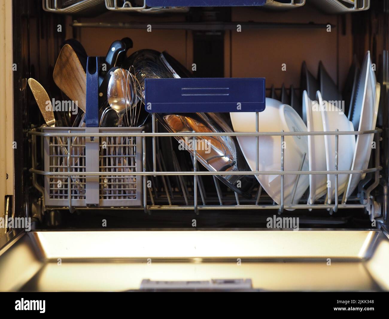 Eine Nahaufnahme des Geschirrs in einem offenen Geschirrspüler Stockfoto