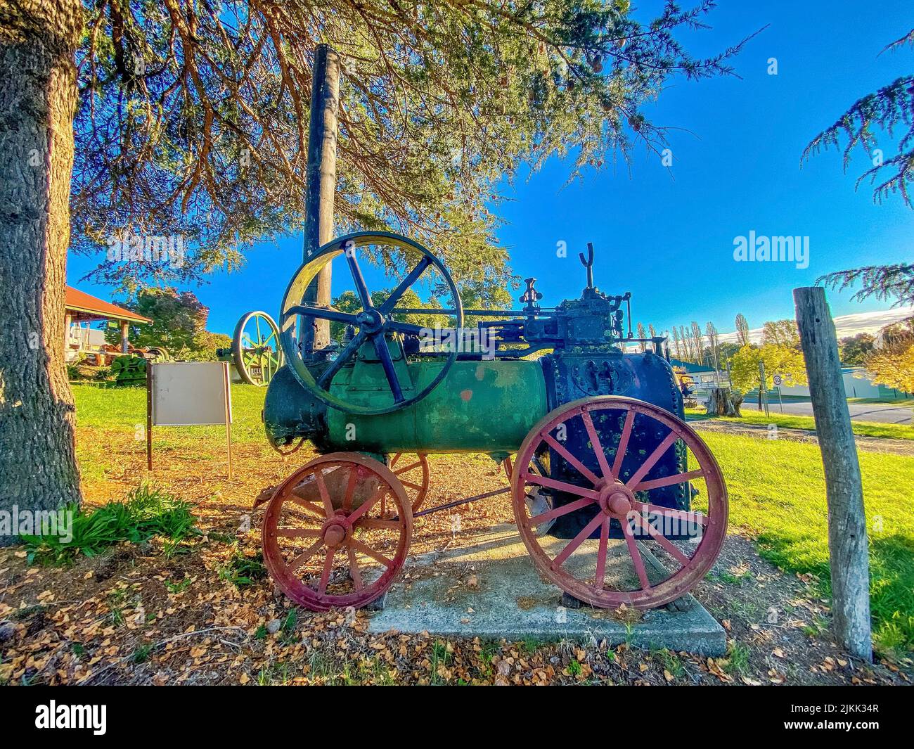 Eine Ausstellung alter Landmaschinen vor dem History House Museum in Glen Innes, Australien Stockfoto