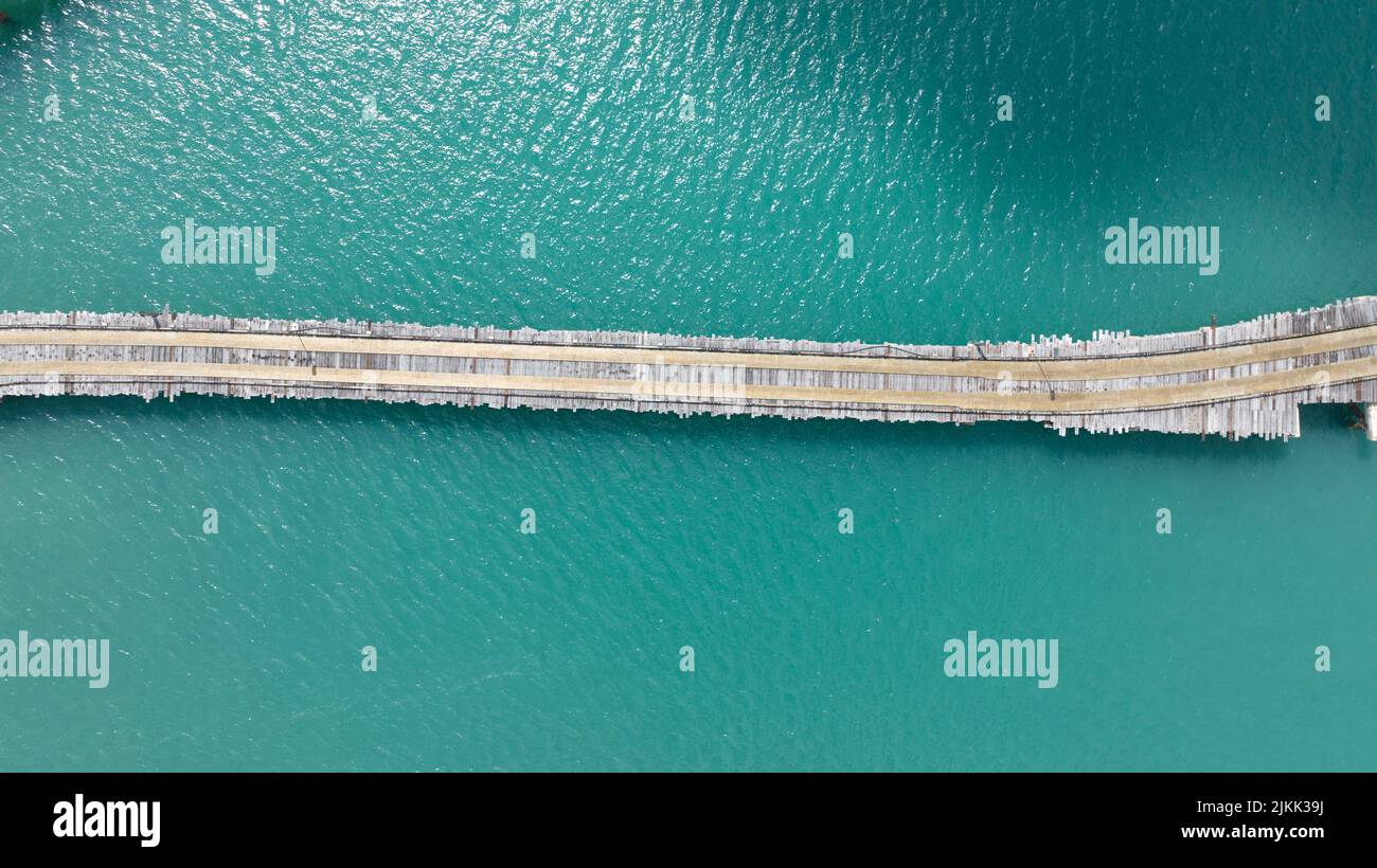 Eine Luftaufnahme des Holzweges über dem schönen klaren Wasser Stockfoto