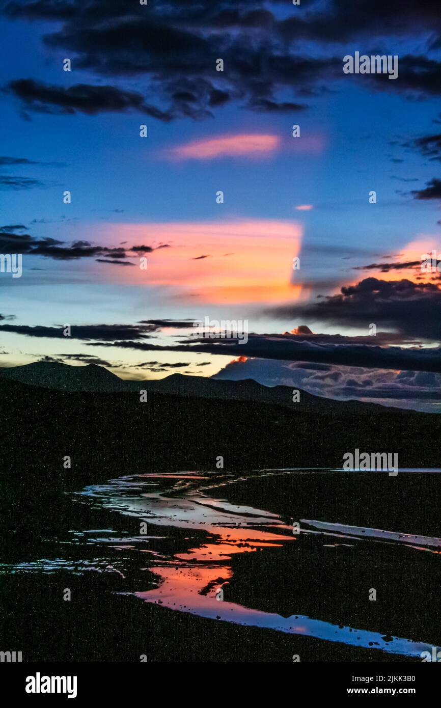 Eine wunderschöne Aussicht auf den Ganga-Fluss, der den heiligen See Manasarovar mit dem Geistersee Laangcuo in der Autonomen Region Tibet, China, verbindet Stockfoto