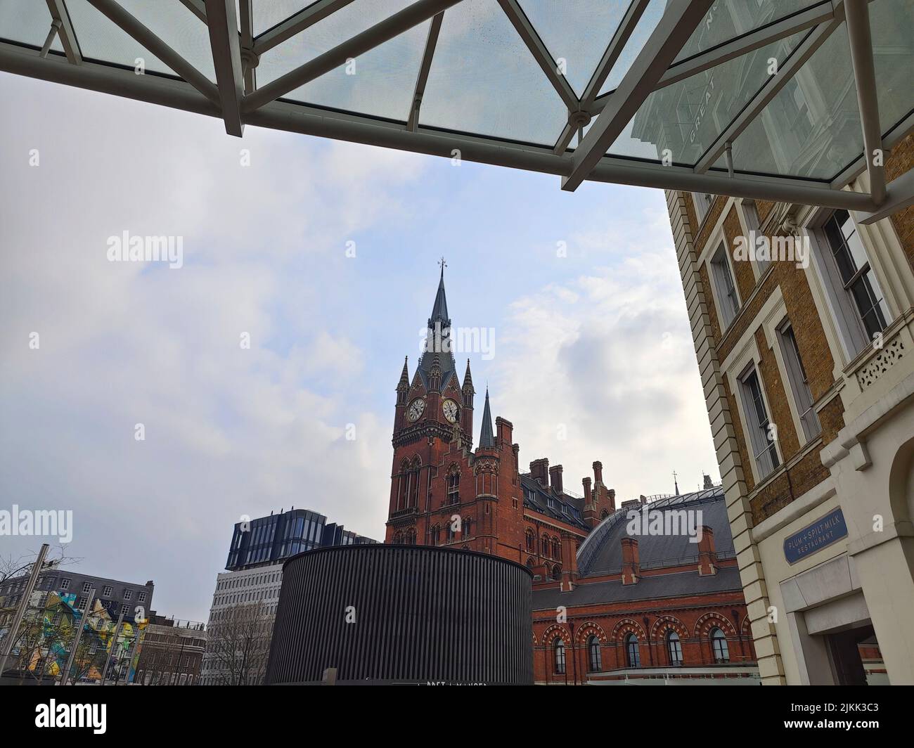 Eine vertikale Aufnahme des St. Pancras Renaissance Hotel London gegen den bewölkten Himmel, Londan, Vereinigtes Königreich Stockfoto