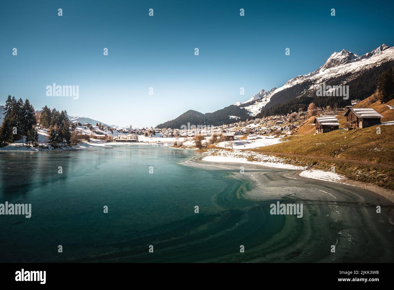 Ein Foto eines Sees in Breil oder Brigels, einer Gemeinde in Surselva, Schweiz Stockfoto