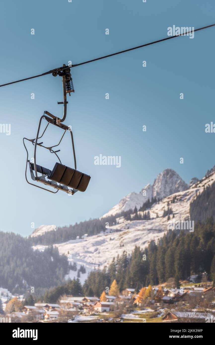 Eine vertikale Aufnahme eines Skilifts in Breil oder Brigels, einer Gemeinde in Surselva, Schweiz Stockfoto