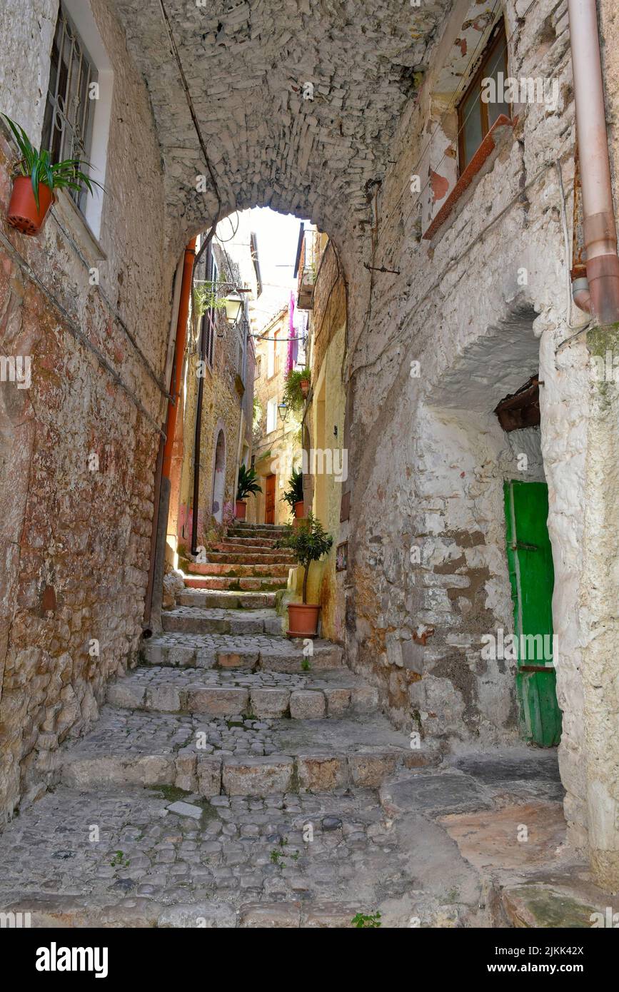 Eine vertikale Aufnahme eines schmalen Korridorweges mit einer alten Treppe in Italien. Stockfoto