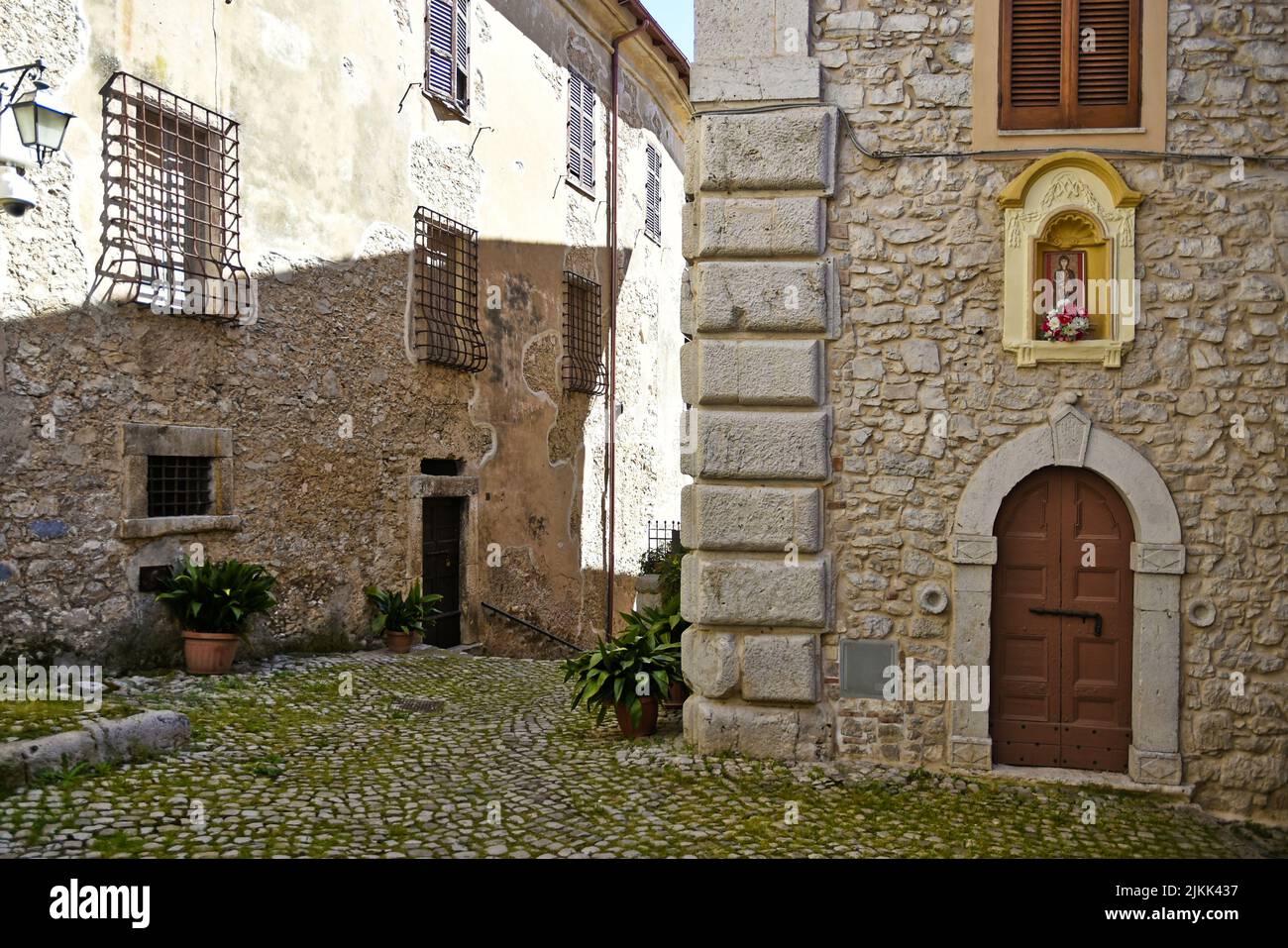 Tagsüber eine Kopfsteinpflasterstraße zwischen alten mittelalterlichen Steingebäuden. Stockfoto