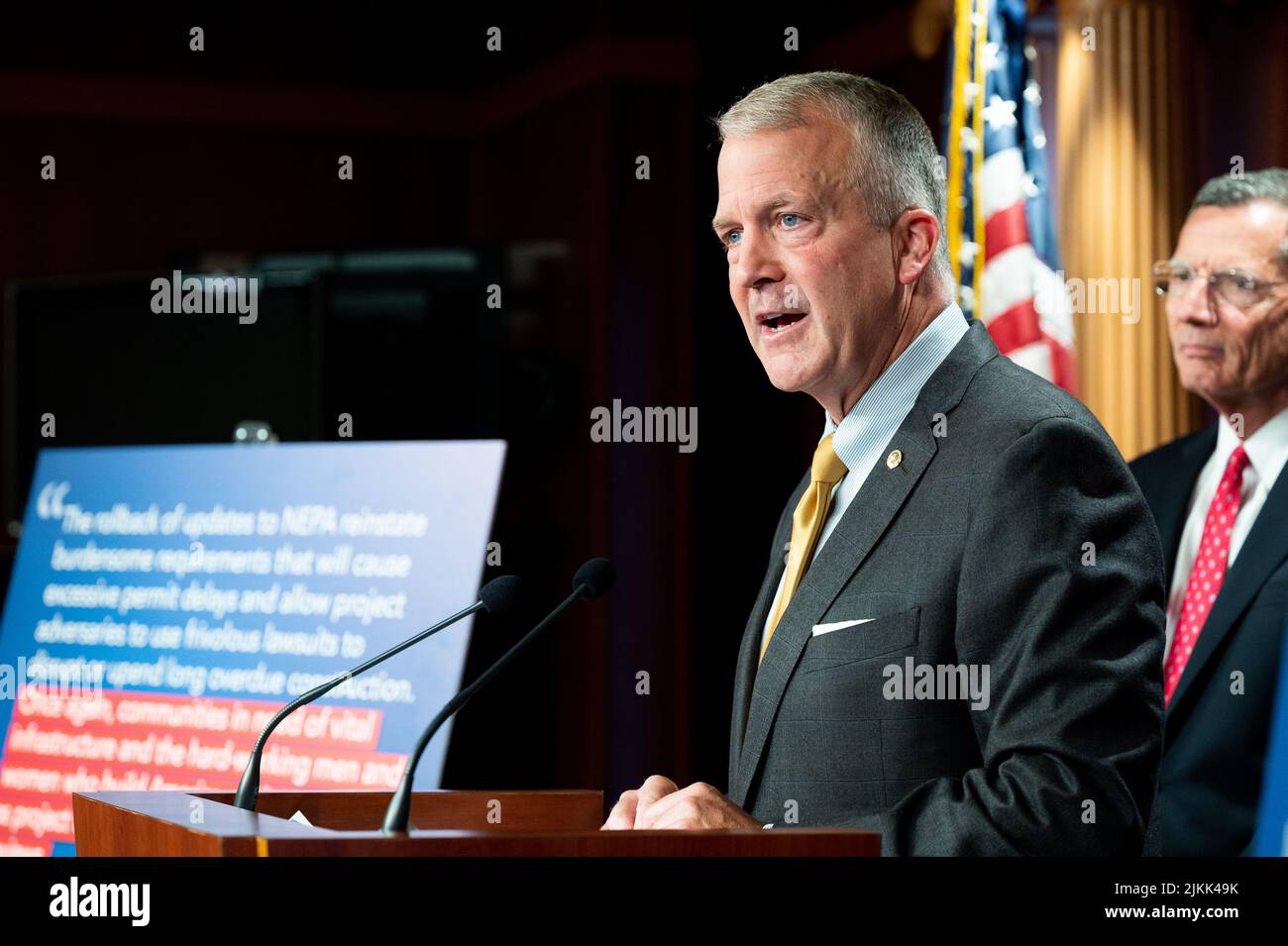 Washington, Usa. 02. August 2022. Der US-Senator Dan Sullivan (R-AK) spricht über die NEPA-Vorschriften (National Environmental Policy Act). Kredit: SOPA Images Limited/Alamy Live Nachrichten Stockfoto
