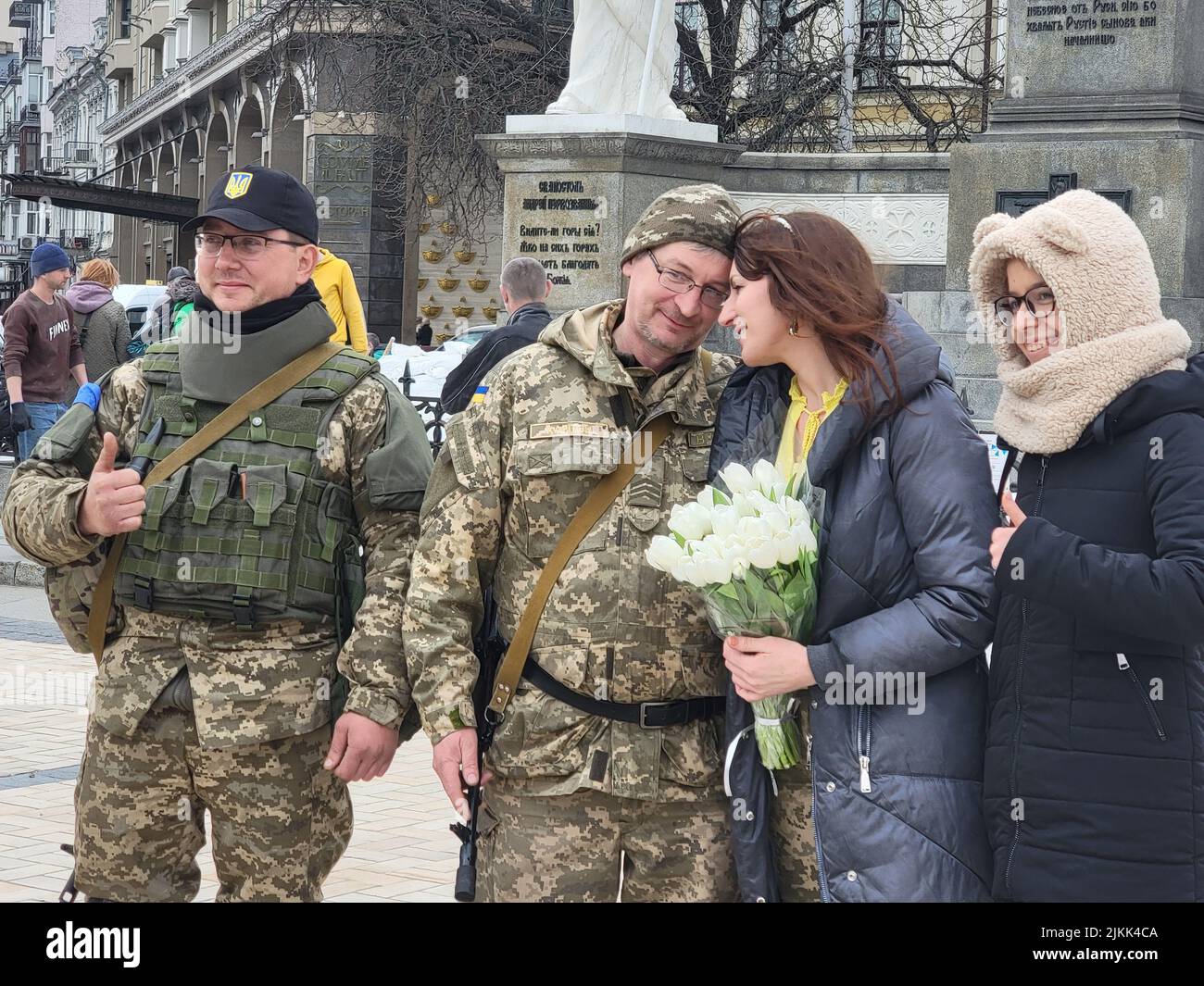 Der ukrainische Soldat und sein Verlobter heiraten während der Angriffe russischer Streitkräfte auf Kiew. Stockfoto