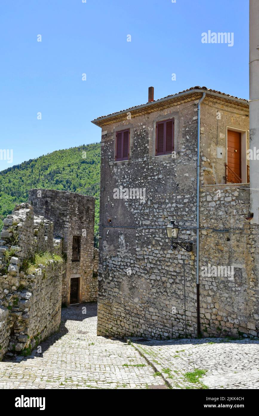 Eine vertikale Aufnahme einer gepflasterten Straße zwischen alten mittelalterlichen Steingebäuden am Tag. Stockfoto