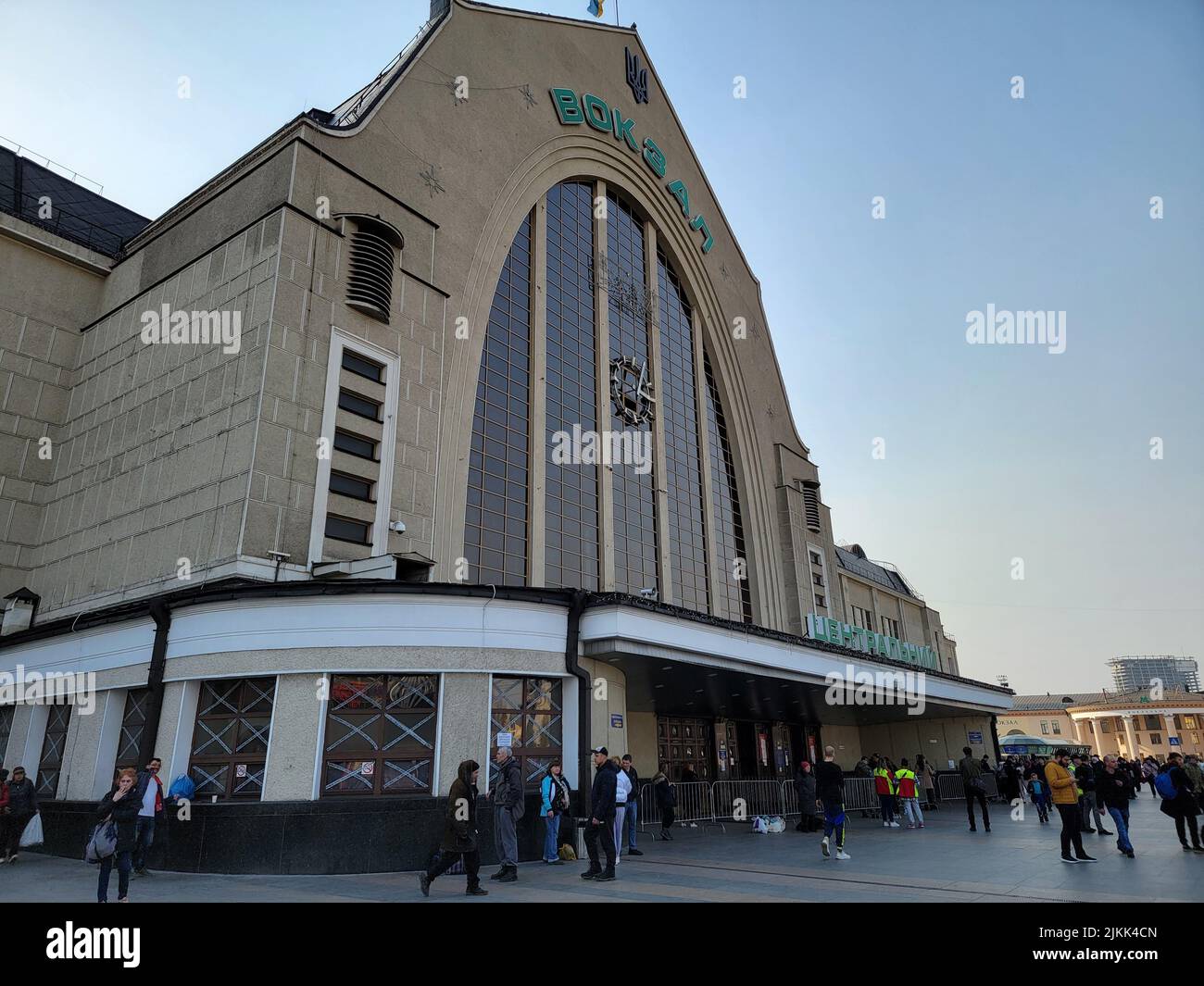 Außenansicht des Hauptbahnhofs in Kiew, der im Vergleich zu normalen Tagen in der Ukraine praktisch leer aussieht Stockfoto