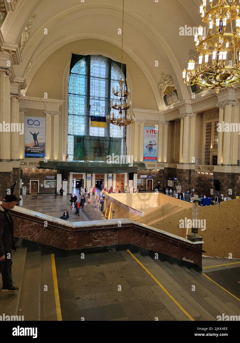 Der Hauptbahnhof in Kiew (Ukraine) sieht im Vergleich zu normalen Tagen, an denen mehr als 170.000 Passagiere vorbeikommen würden, praktisch leer aus Stockfoto