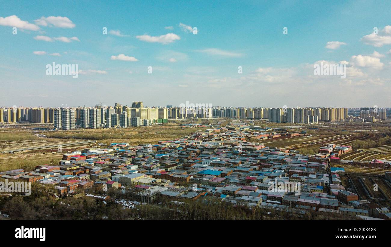 Eine Luftaufnahme eines Stadtbildes mit vielen Gebäuden in Harbin, China Stockfoto