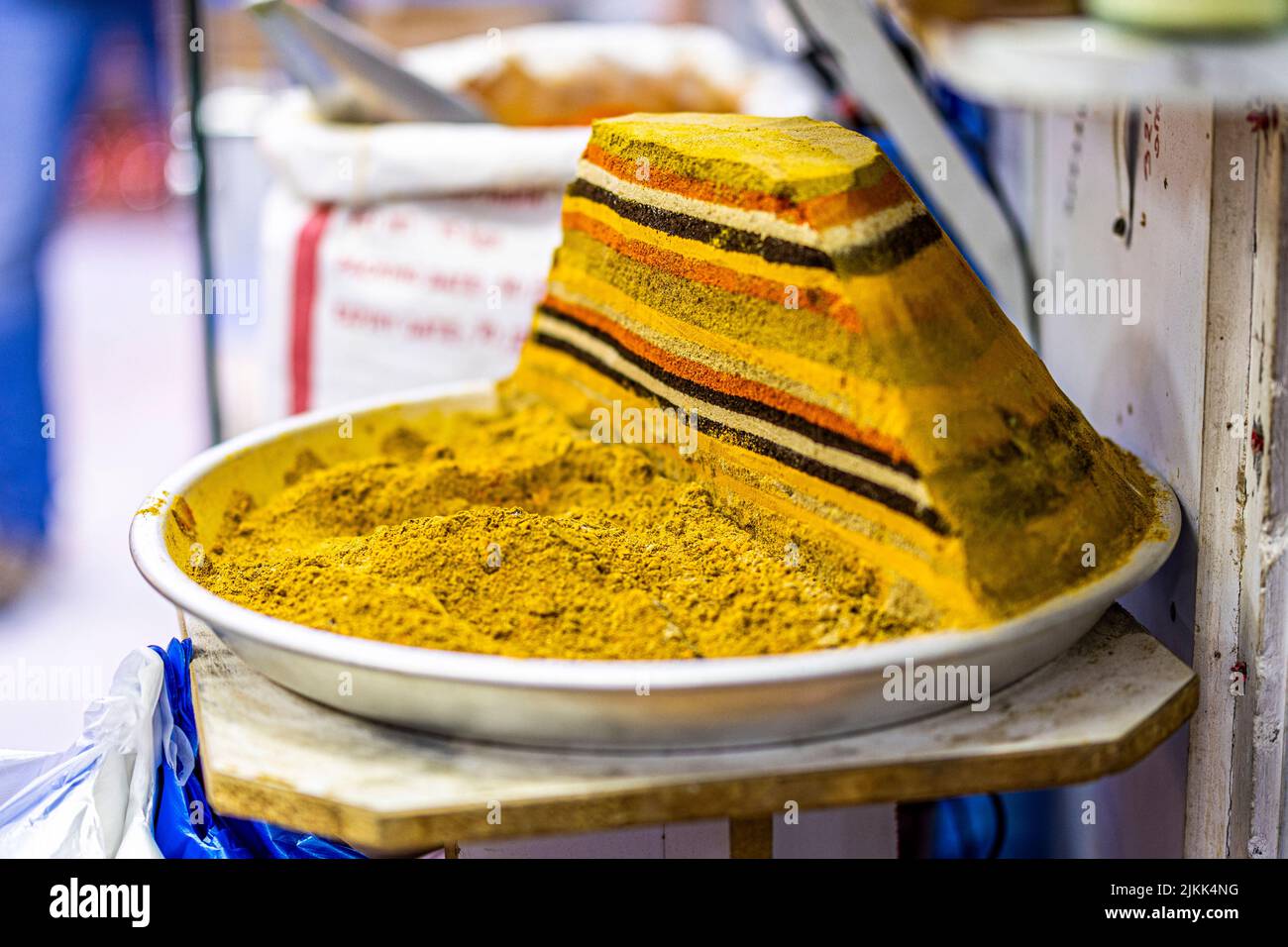 Ein farbenfroher Gewürzhügel auf dem Straßenmarkt Stockfoto