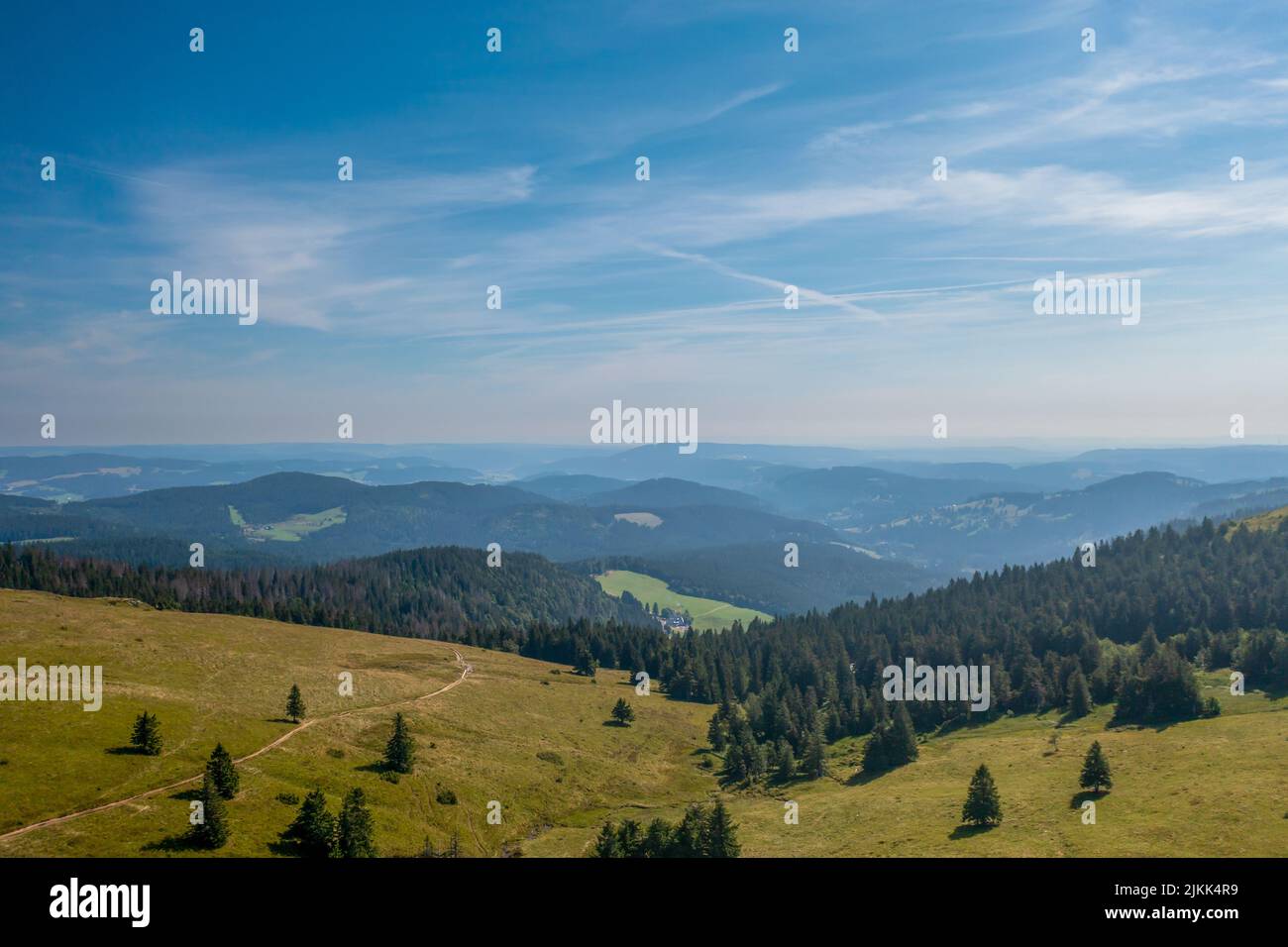 Eine schöne Aussicht auf eine grüne Landschaft mit Hügeln unter dem blauen Himmel Stockfoto