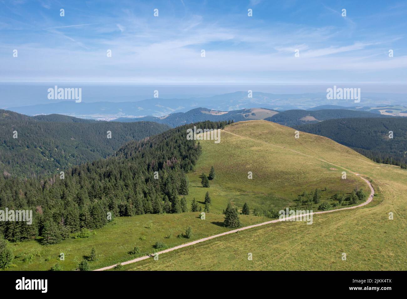 Eine faszinierende Aussicht auf bewaldete Berge unter dem blauen Himmel Stockfoto