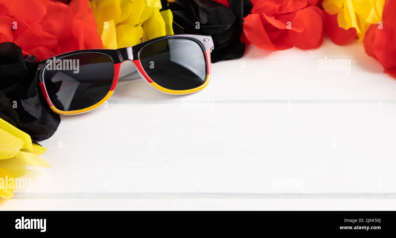 deutscher wm Hintergrund mit Kette und Sonnenbrille Stockfoto