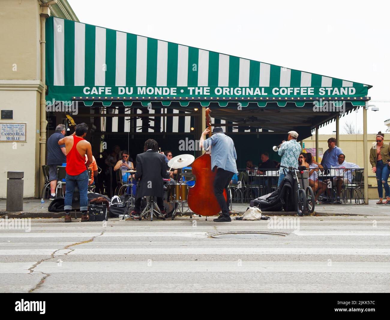 Die Musiker spielen außerhalb des weltberühmten Cafe Du Monde in New Orleans um Tipps. Louisiana. Stockfoto