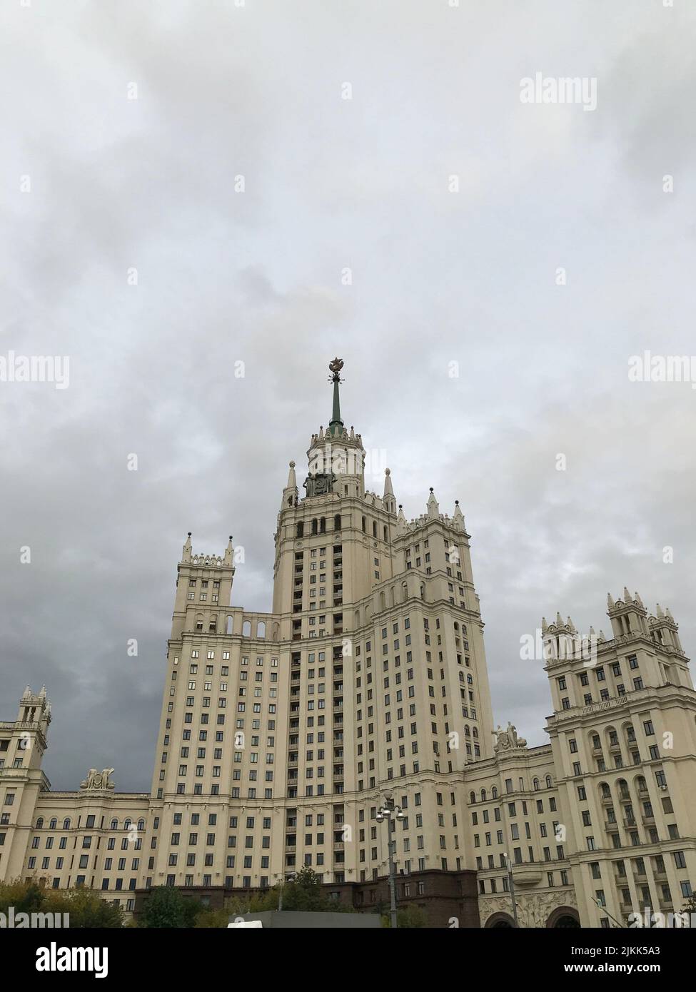 Das berühmte Kotelnicheskaya Embankment Building an einem bewölkten Tag Stockfoto