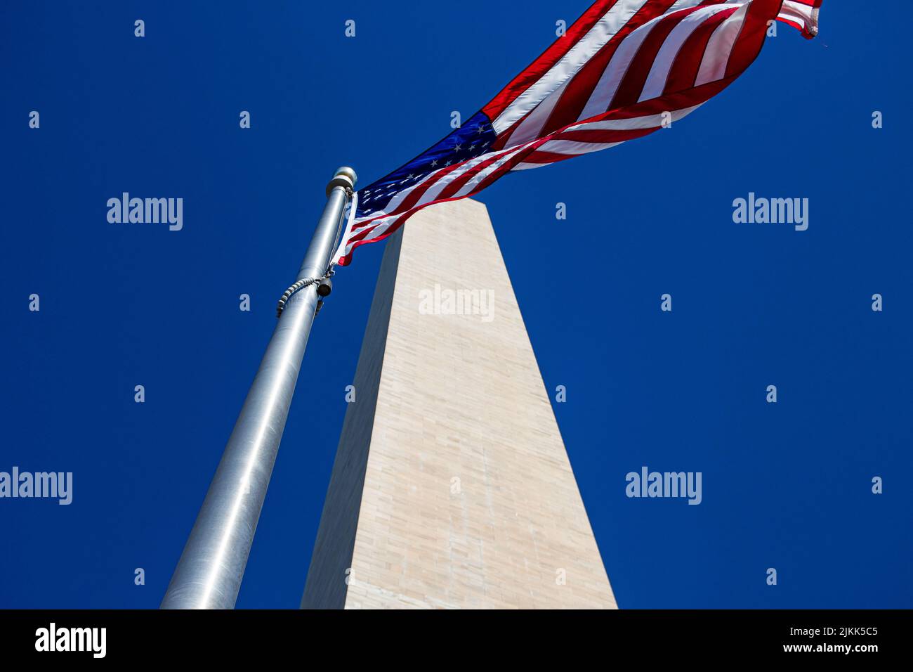 Eine niedrige Ansicht der amerikanischen Flagge unter blauem Himmel Stockfoto