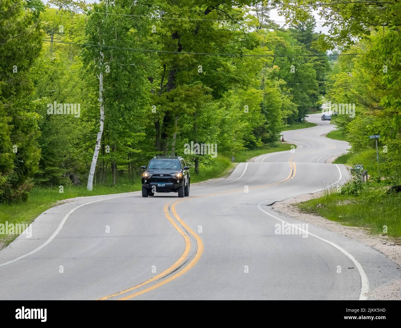Autos auf der Curving Route 42 in Door County Wisconsin USA Stockfoto