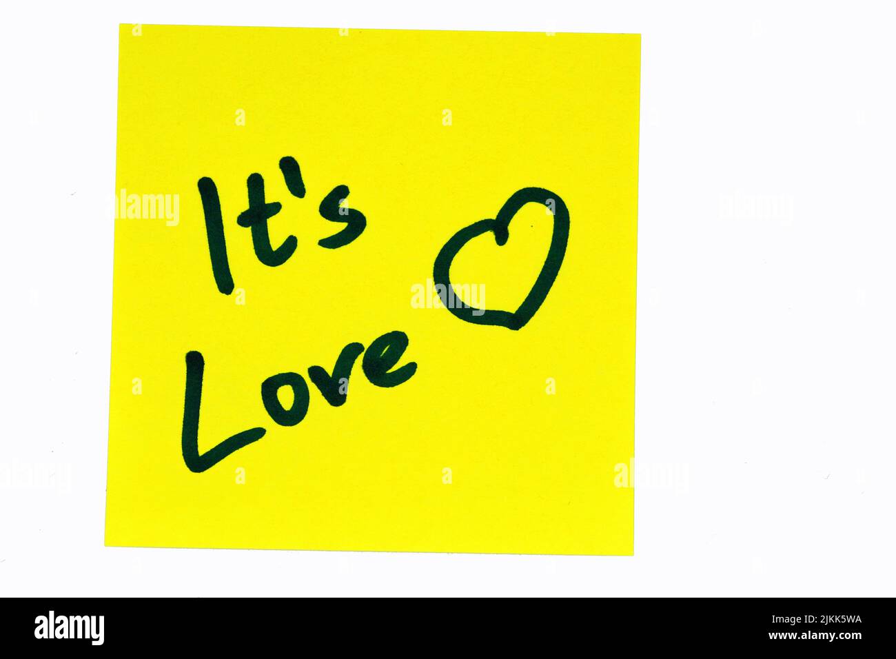 Ein schwarzes inspirierendes Zitat mit dem Titel „IT's love“ auf einem gelben Post-it auf weißem Hintergrund Stockfoto