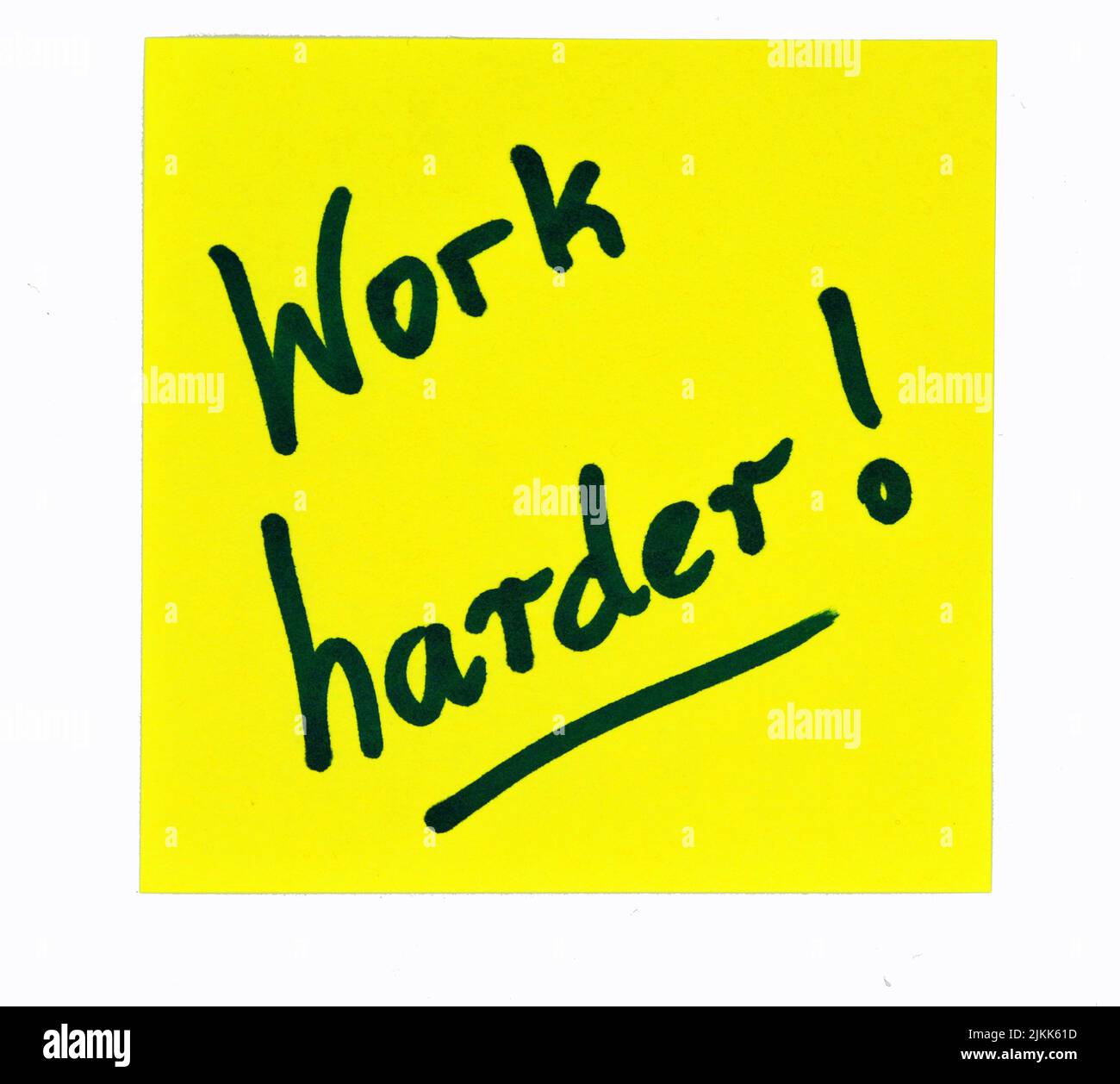 Ein inspirierendes, schwarzes Zitat mit der Aufschrift „Work Harder!“ Auf einem gelben Pfosten-it Stockfoto