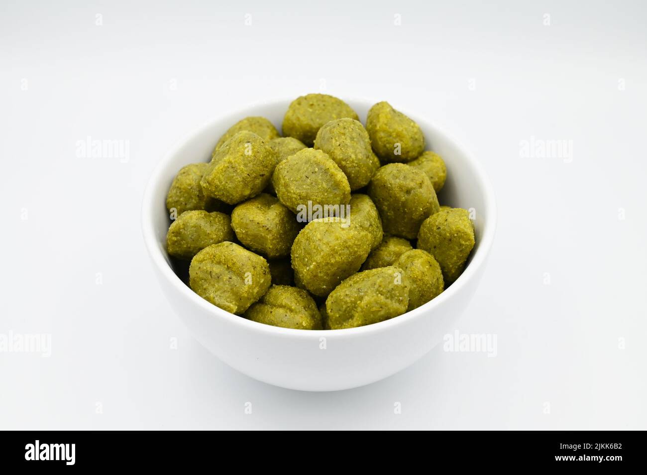 Eine Nahaufnahme von Pesto Gnocchi in einer Schale, isoliert auf einer weißen Oberfläche Stockfoto