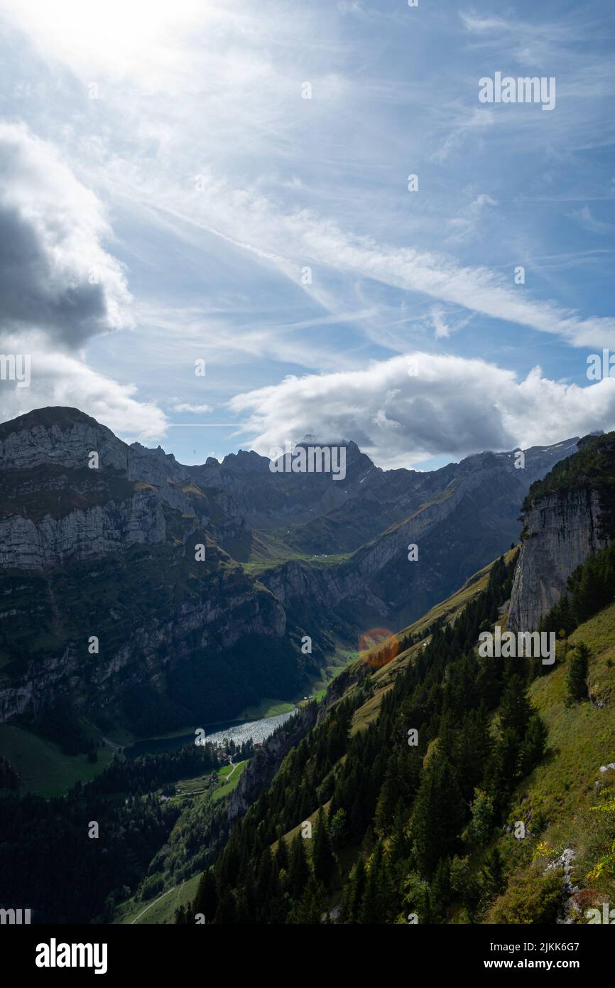 Eine vertikale malerische Aussicht auf eine wunderschöne Berge, umgeben von immergrünen Bäumen Stockfoto