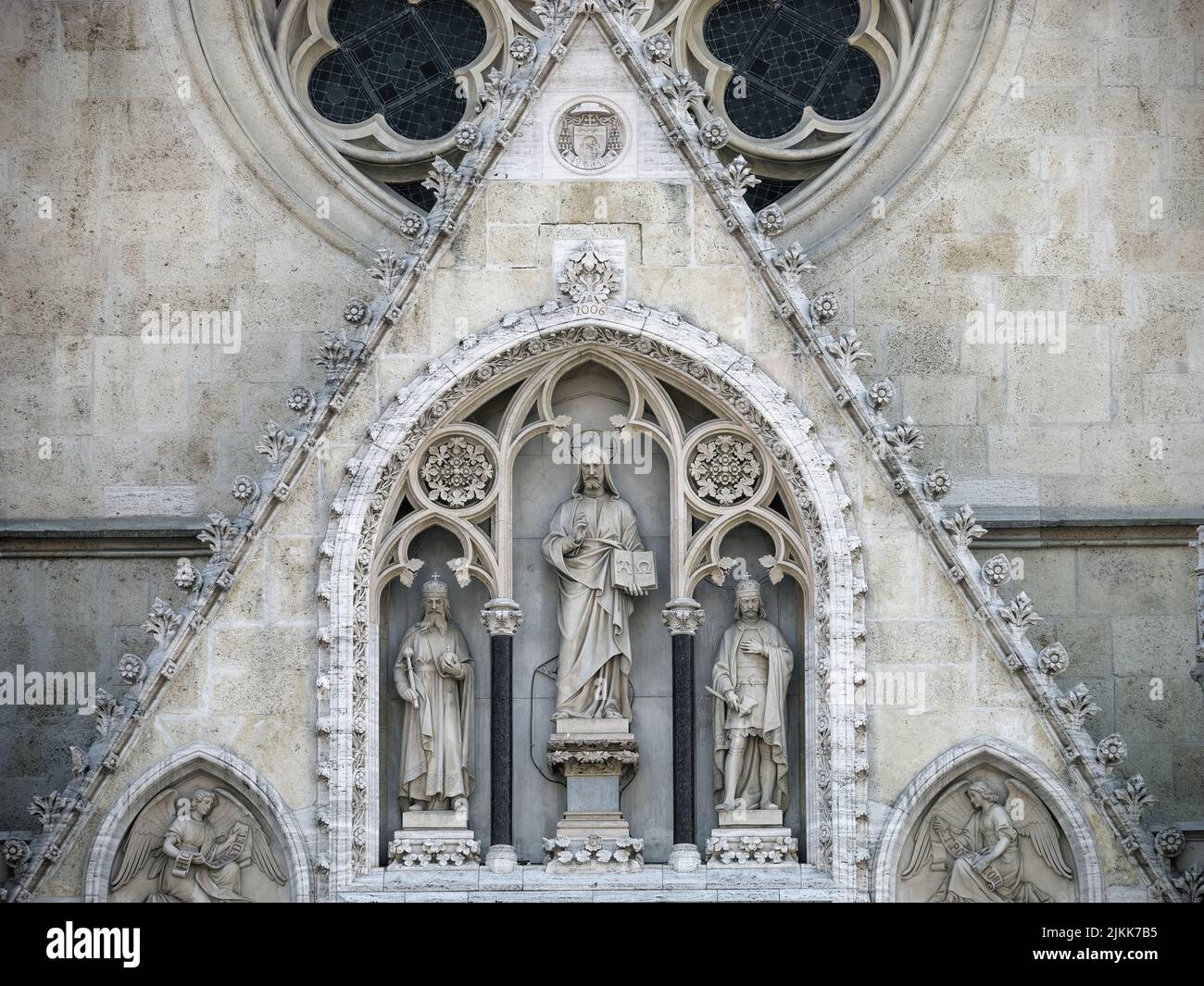 Ein Giegeldreieck mit einer Christusstatue über dem Haupteingang der Kathedrale von Zagreb in Kroatien Stockfoto