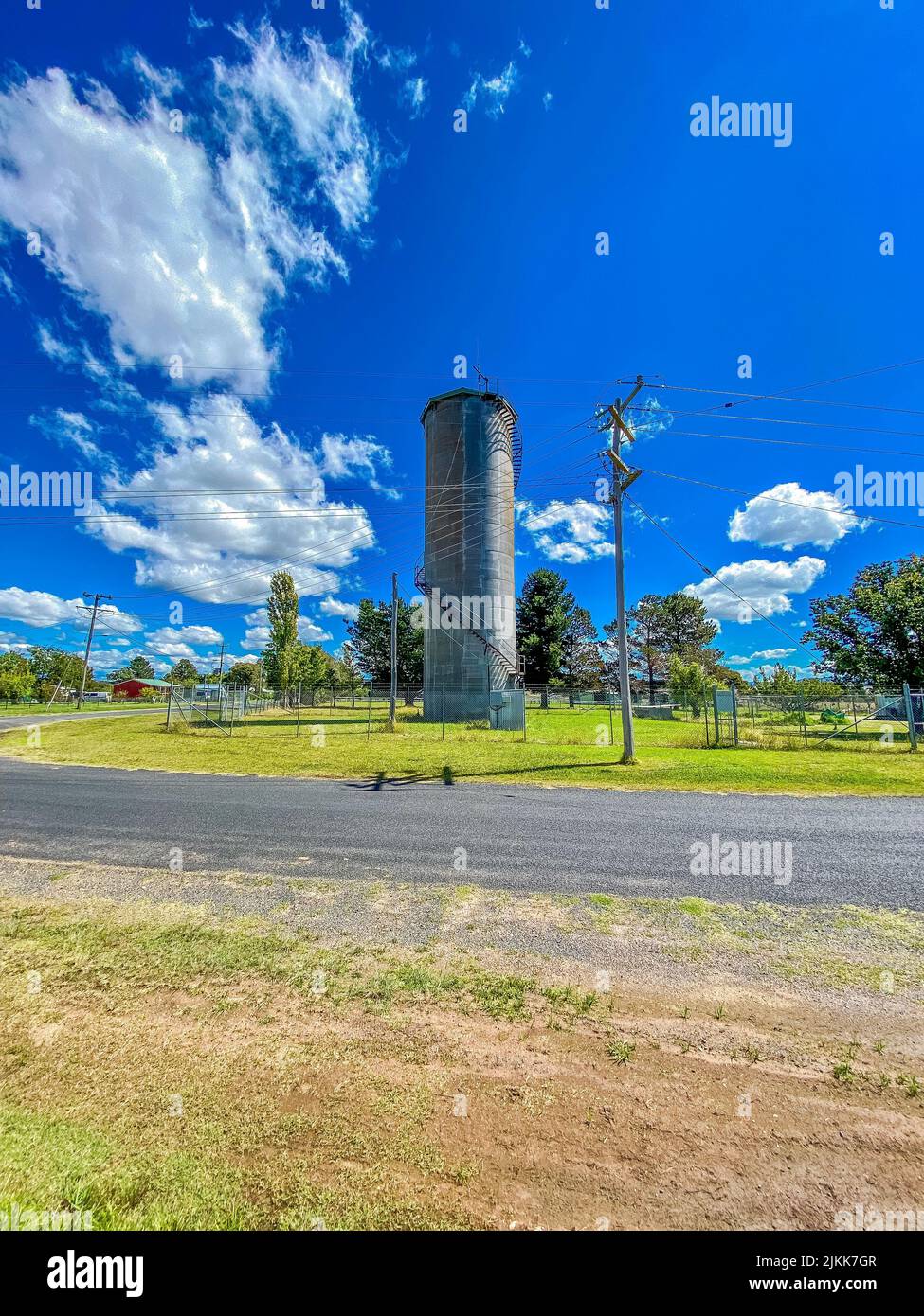 Eine vertikale Aufnahme eines Wasserturms in einem Feld in Deepwater, Australien Stockfoto