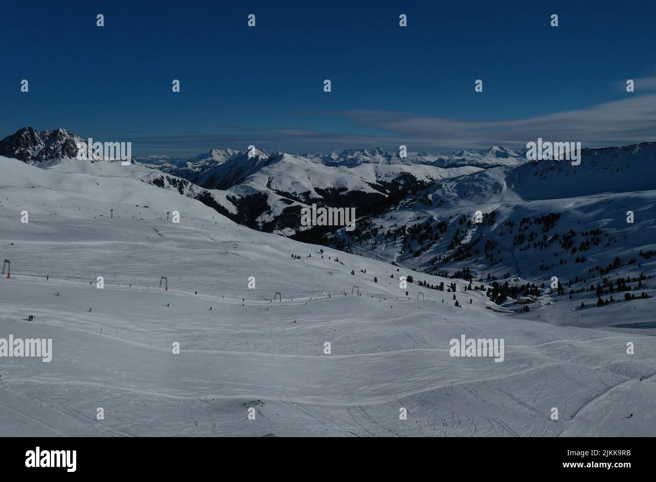 Ein schöner Blick auf die schneebedeckten alpen am Tag. Stockfoto