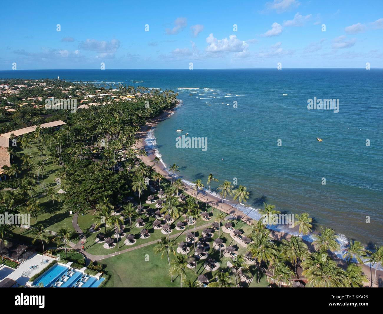 Eine Aufnahme des Pakarang Strandes mit wunderschönen Palmen Stockfoto