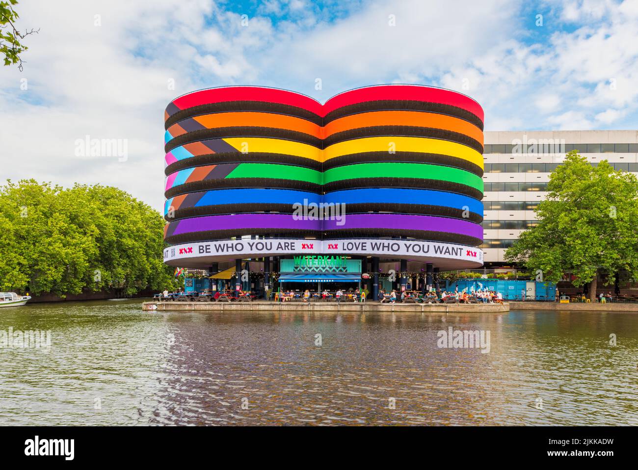 Riesige Progress Pride Flag in Amsterdam Niederlande wegen der Pride Week, die vom 30.. Juli bis 7. 2022. August stattfindet Stockfoto