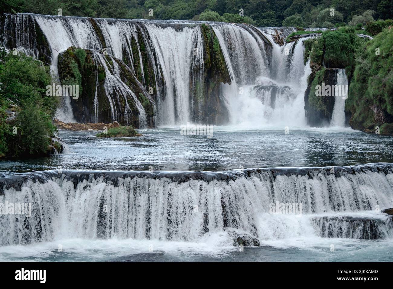 Una Schlucht mit Wasserfällen Kaskade Strbacki buk im Nationalpark Una in der Nähe von Kulen Vakuf, Bosnien und Herzegowina. Stockfoto