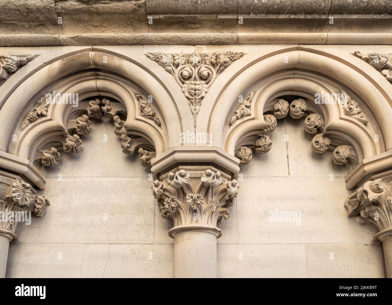 Alle arquitectónico en la fachada exterior de la catedral gótica de Cuenca, España Stockfoto
