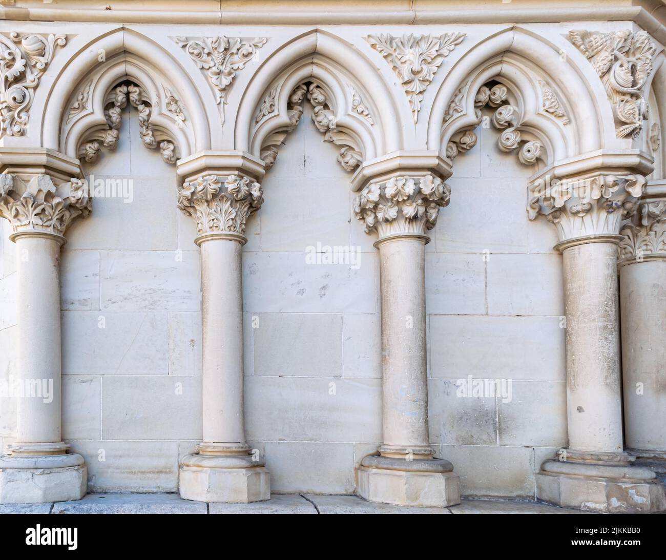 Columnas y ornamento floral en la fachada de la catedral gótica de Cuenca, España Stockfoto