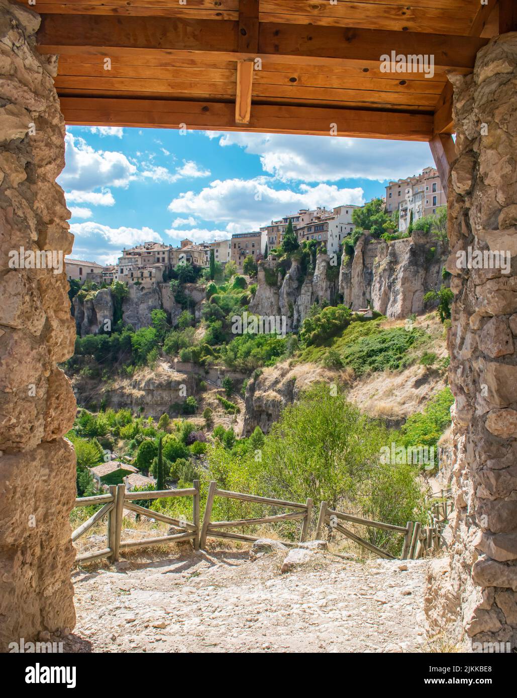 Vista de la ciudad de Cuenca a través del Antiguo marco de una puerta rural, España Stockfoto