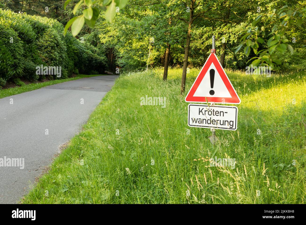 schild mit deutschem Text krötenwanderung, in englisch Migration kröde Crossing Stockfoto