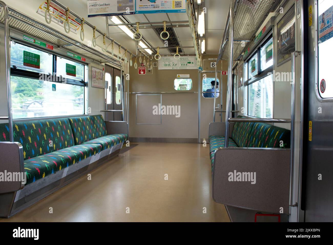 Interieur des japanischen Zuges - Pendeln auf dem Land Stockfoto
