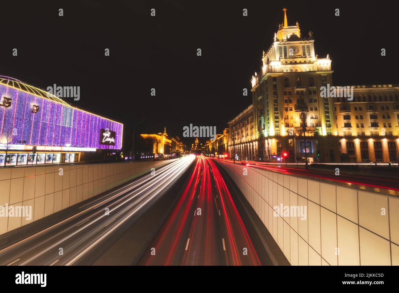 Eine malerische Aussicht auf den Triumfalnaya-Platz bei Nacht in Moskau, Russland Stockfoto